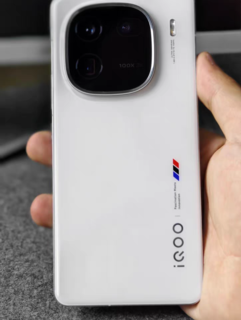 vivo iQOO 12 游戏旗舰手机