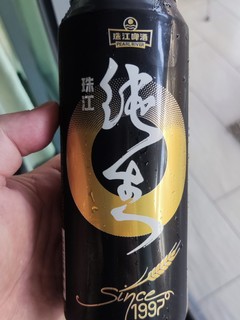 天气热喝罐珠江97纯生啤酒