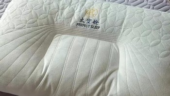 俏精灵 篇一：泰国乳胶枕头一对家用天然橡胶记忆单人宿舍学生护颈椎枕芯助睡眠
