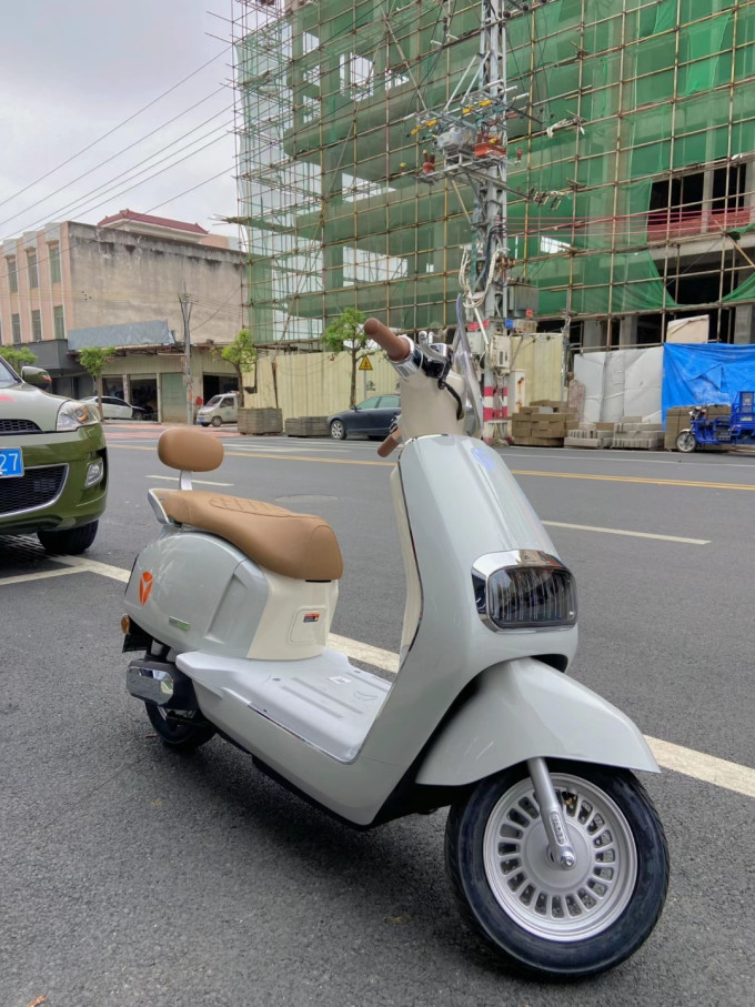 骑上心爱的小电驴雅迪m85 到处穿街走巷