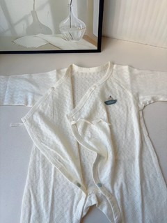 这款连体衣以其透气、纯棉的材质，以及贴心的设计，赢得了众多宝妈的喜爱。