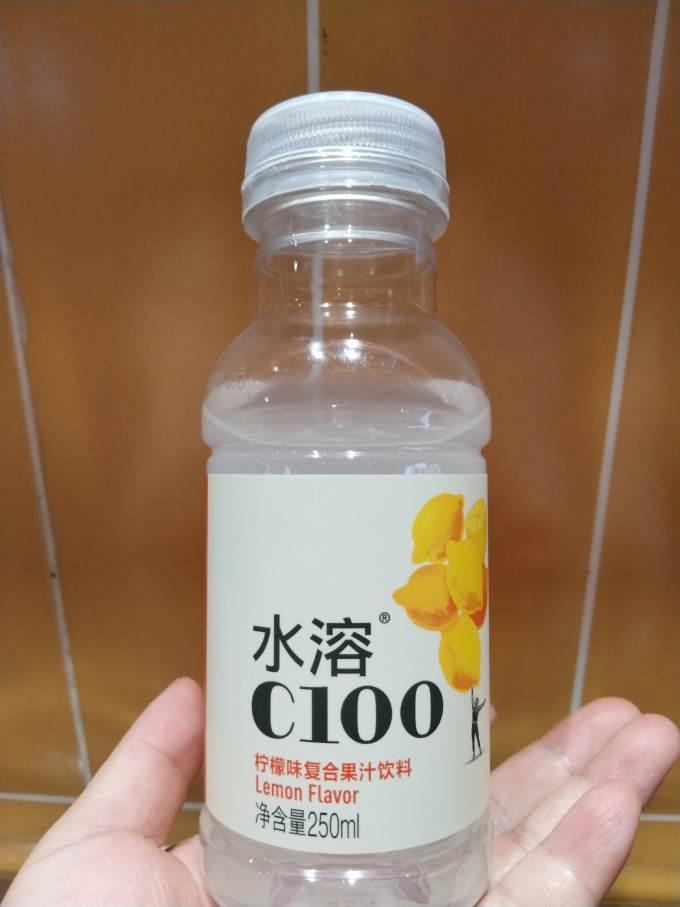 品味清新农夫山泉水溶c100柠檬味复合果汁饮料