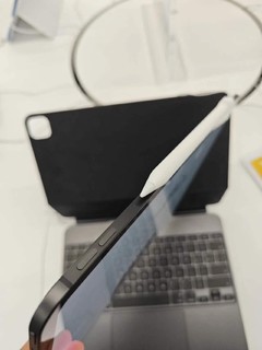 新款苹果 iPad Pro13英寸是真的薄啊！