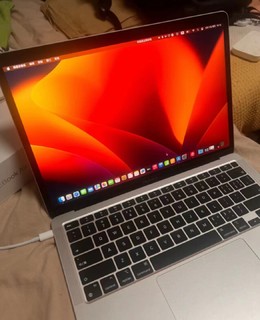 非常轻便的一款Macboook，适合办公使用，轻度自媒体使用