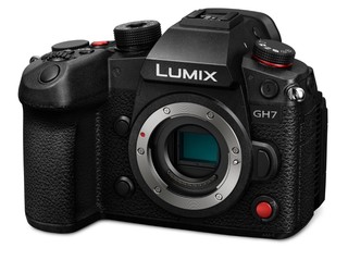 松下正式发布全新的M43画幅微单LUMIX GH7，这是LUMIX G系列中的一款旗舰级微单相机。