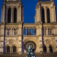 《巴黎圣母院》:丑藏在崇高后,命运不能改变人