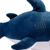 MINISO名创优品：可爱毛绒鲨鱼玩偶，抱枕与摆件的完美结合