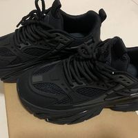 黑色运动鞋