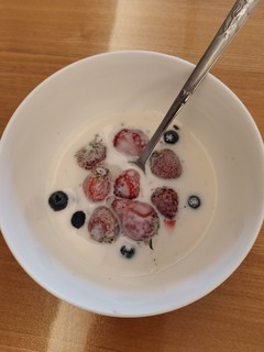 冻草莓+酸奶，苞米+牛奶，替你们品尝过了