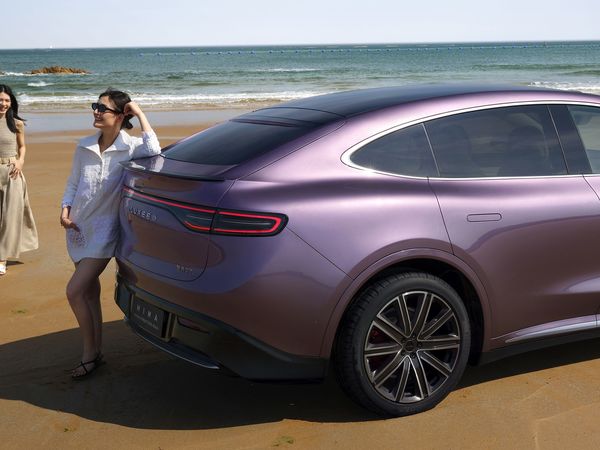 余承东爆料智界R7实车图