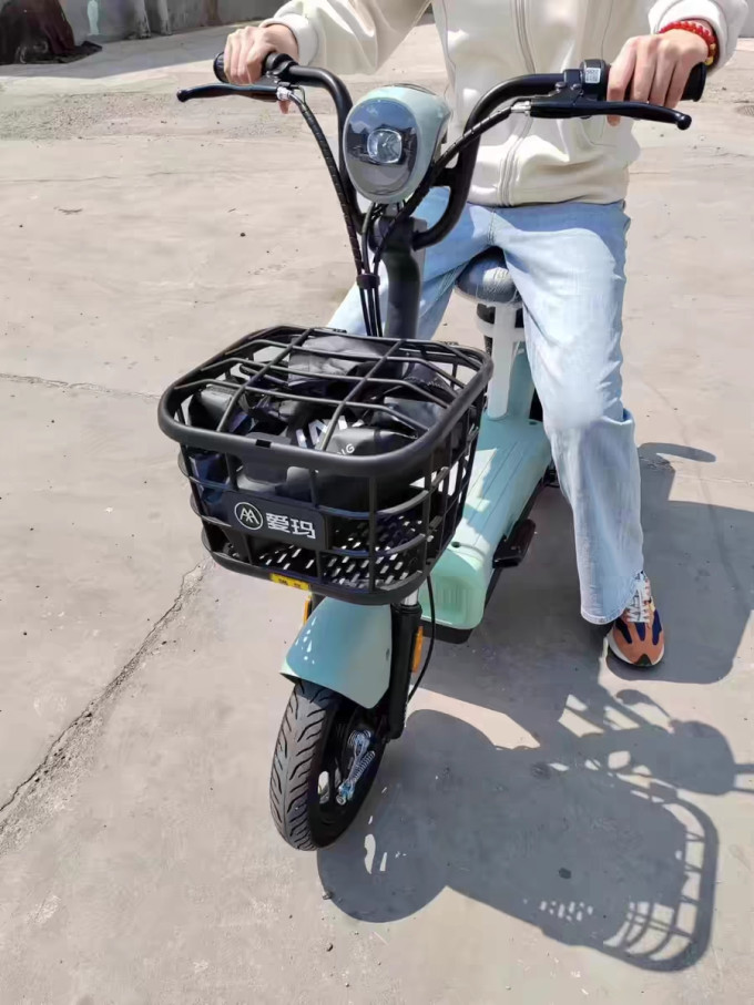 爱玛电动车整车怎么样 哆乐新风尚:高颜值长续航,你的电动出行新选择!