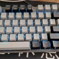 黑峡谷（Hyeku）GK715 104键有线机械键盘 电竞游戏键盘 可插拔 蓝色背光 凯华BOX轴 灰黑 红轴