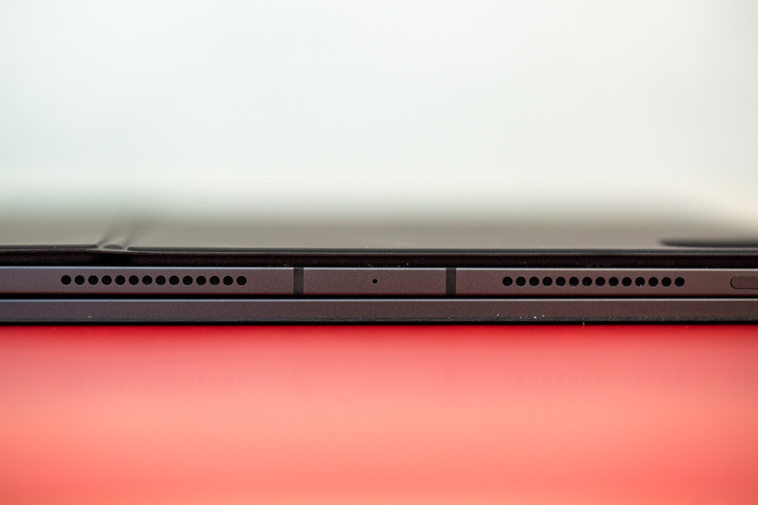 11英寸iPad Pro 2024款配合妙控键盘的厚度