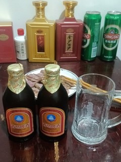 来两瓶小棕金，配上五香牛肉