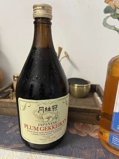 这款梅子酒采用优质的青梅和精选的基酒，经过精心的酿造和熟成，呈现出浓郁的果香和醇厚的口感。