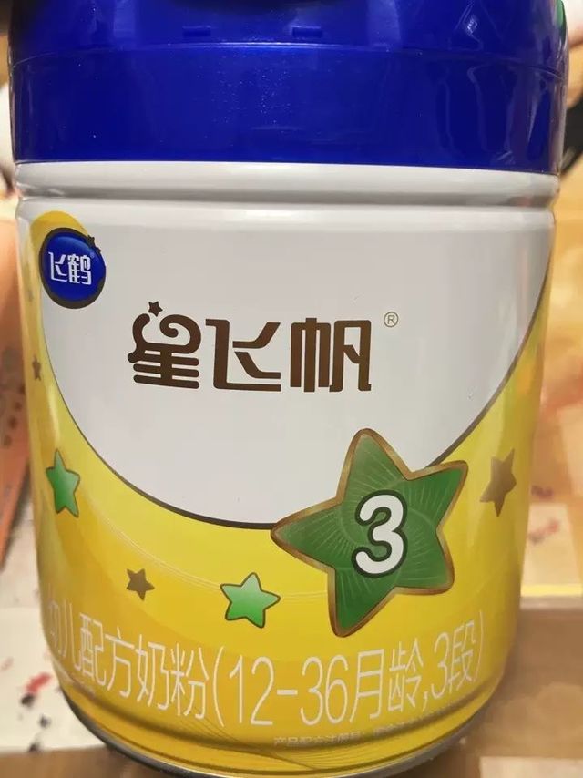 飞鹤星飞帆3段是专为3岁至6岁的儿童设计的，含有适量蛋白质、脂肪和碳水化合物等营养成分。