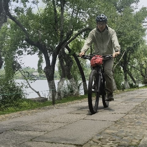 618说说夏季户外出行防晒意见指南：遮阳伞，防晒衣，防风衣，帽子等更加适合那些户外场景