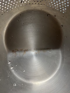 没想到不锈钢也不靠谱！网易严选的不锈钢沥水盆没用多久就生锈了！