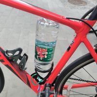 骑行使用怡宝1.5L大瓶水