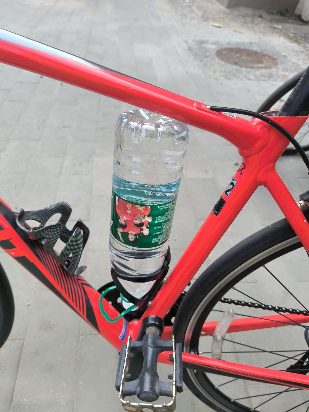 骑行使用怡宝1.5l大瓶水