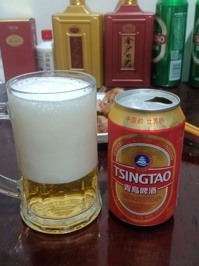 一个猪蹄子，配青岛啤酒红金