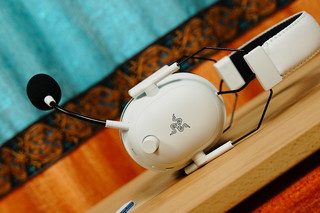 游戏玩家必备的电竞耳机：雷蛇旋风黑鲨V2专业版USB-C 2.4G+蓝牙（PS兼容）