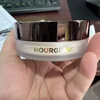 HOURGLASS小金碗定妆散粉、持妆蜜粉以及粉饼柔焦产品，在美妆界享有较高的声誉。