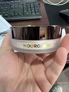 HOURGLASS小金碗定妆散粉、持妆蜜粉以及粉饼柔焦产品，在美妆界享有较高的声誉。