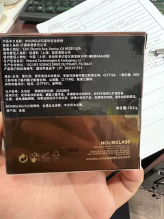 HOURGLASS小金碗定妆散粉、持妆蜜粉以及粉饼柔焦产品，在美妆界享有较高的声誉。