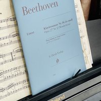 弹不了贝多芬的月光三部曲，买本琴谱看看总可以吧！