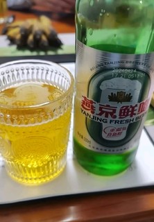 🍻燕京鲜啤，醇鲜入喉的享受！🌬️