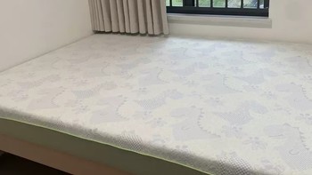 一款专为青少年学生设计的床垫，以其独特的记忆棉材质和护脊功能，赢得了广大家长和学生的青睐。
