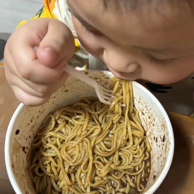 南街村即食凉面：夏日里的味觉盛宴💫