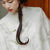 新中式风潮：韩璐娇浅绿色改良旗袍，显瘦气质尽显