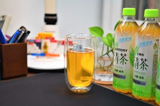 清爽一夏，原味绿茶：三得利（Suntory）0糖0脂清茶