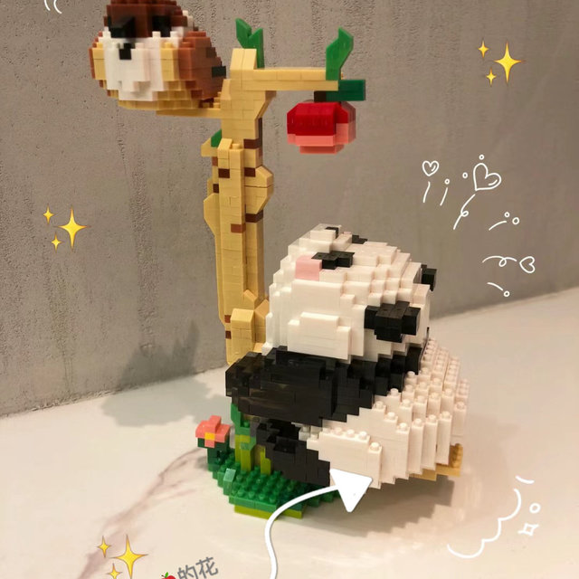 有谁还不知道熊猫🐼花花想吃苹果🍎呀～