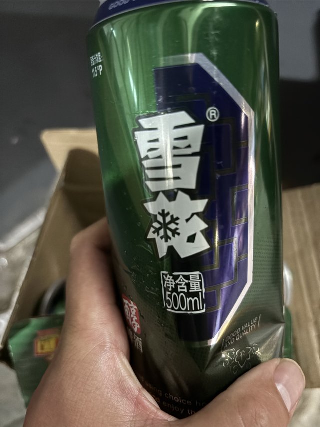 雪花啤酒泡沫刚刚的。