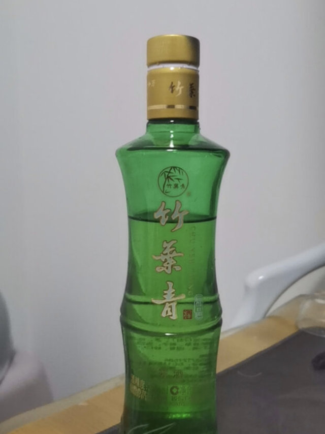 ￼竹叶青精品小竹露酒