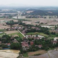 江西有个叫作万年县的小城市，他也有适合旅游的特色景区