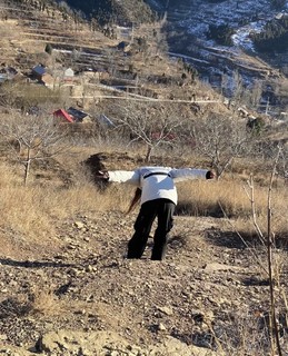 100多，爬野山我推荐这双登山鞋！绝对好穿！