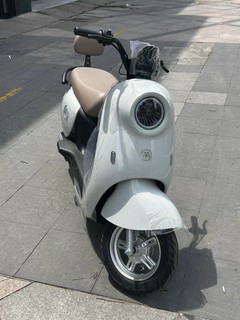 🛵🌟 爱朵60V长续航代步电动摩托车：让你畅行无忧