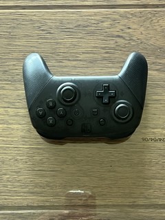 任天堂Switch Pro手柄用着舒服，价格不贵。