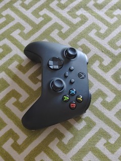 微软Xbox无线手柄玩游戏很爽快。