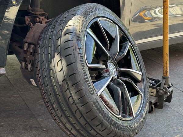 比亚迪汉太费轮胎了，开了三年把花纹磨平了，这个618给它换了两条