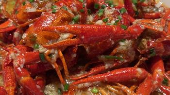 食物 篇五十八：湖南餐馆里做的蒜蓉小龙虾，够味的很。