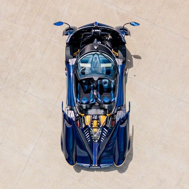 帕加尼 Huayra Roadster 采用透明蓝 Danubio 染色碳纤维装饰。外观采用金色和蓝色钻石粉饰的条纹和装