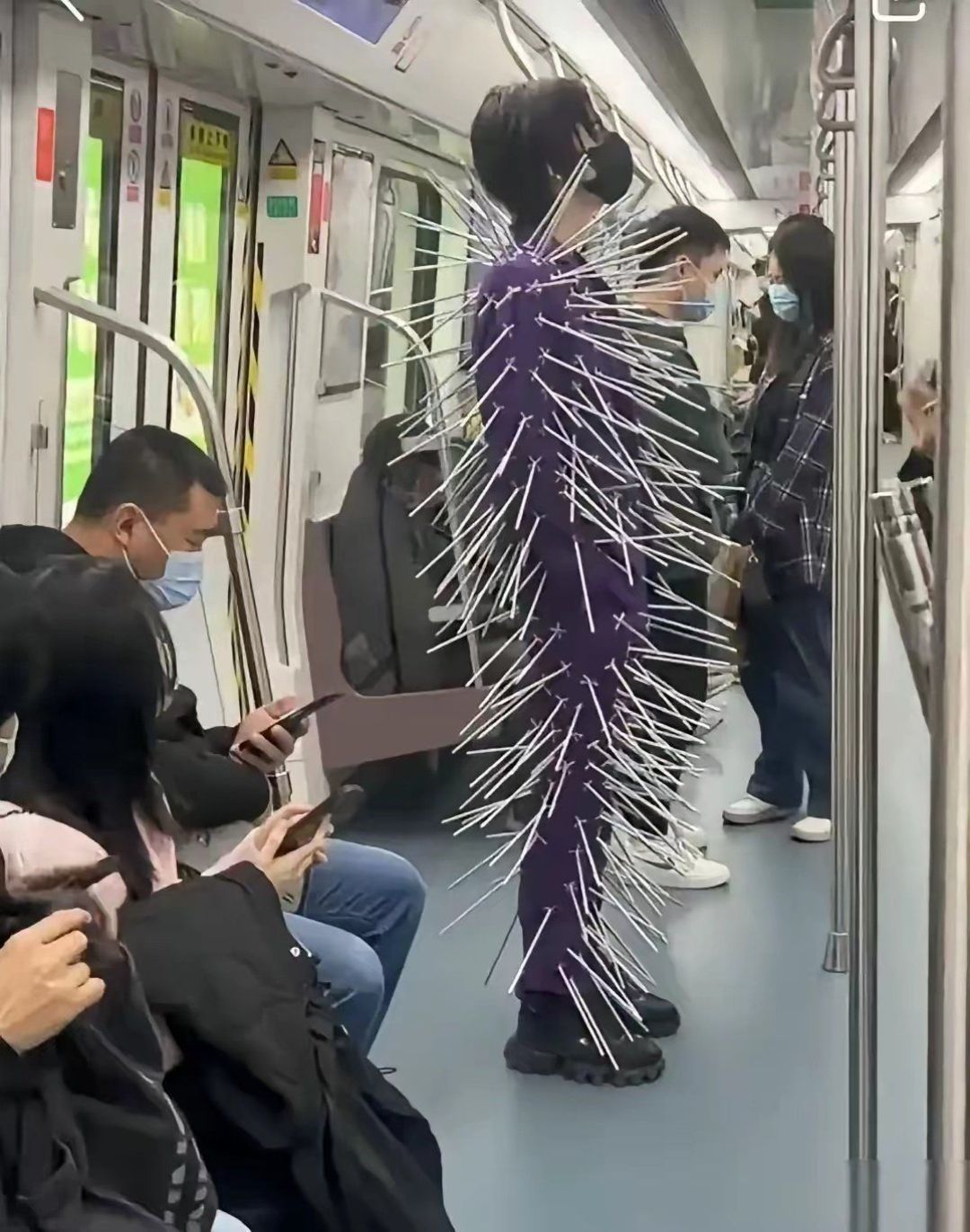 她为什么要这样穿呢？是想独树一帜，还是怕别人挤到自己？_什么值得买