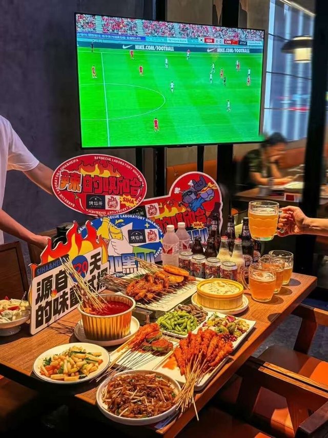 欧洲杯来这里看。才过瘾！宵夜撸串气氛