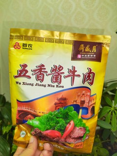 要说酱牛肉，那还得是清朝乾隆年间的百年老字号月盛斋~