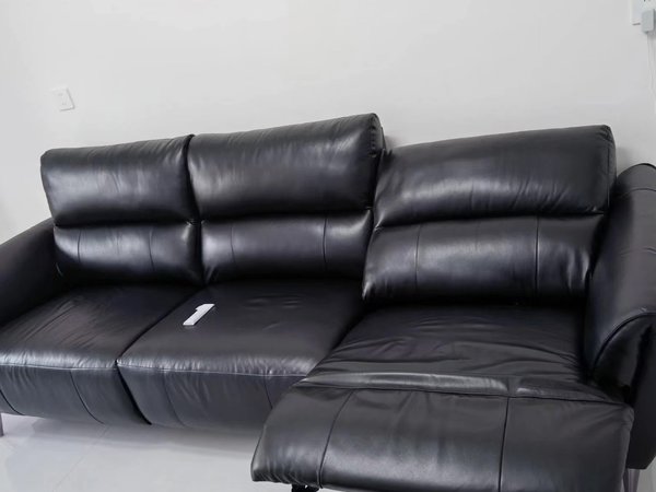 芝华仕三人位双电动沙发还不错，黑白灰搭配